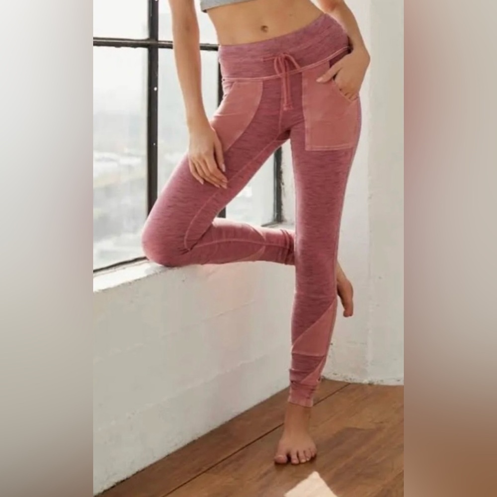Free People
FP Movement Kyoto Utility-Pocket Leggings
Size Small
Faded Red - Picture 3 of 16